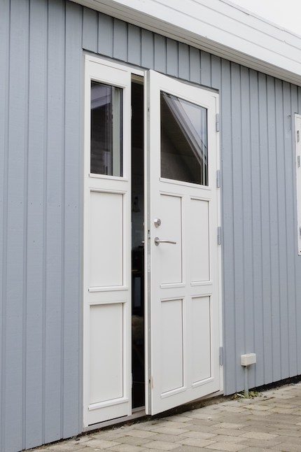 Hvid fordør med sidelys